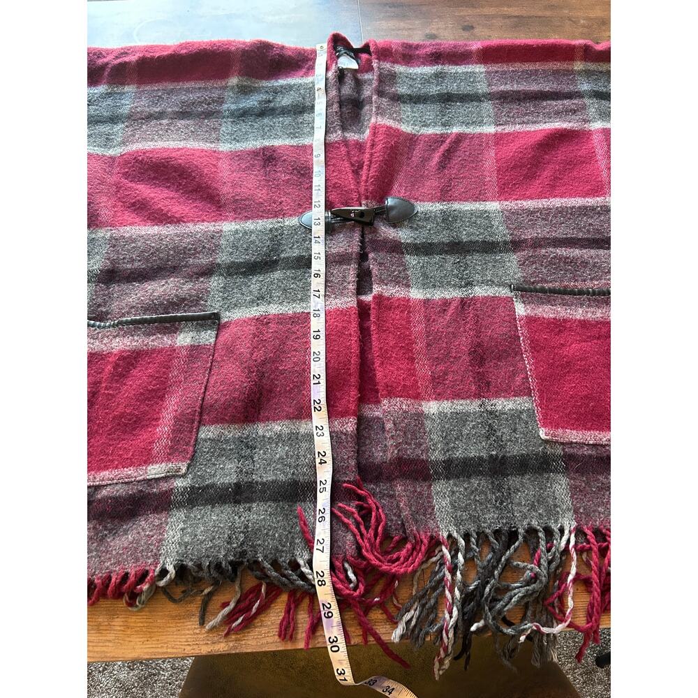 Women’s Cozy One Size Fits All Red and Gray Tartan Plaid Cape With Pockets - Picture 7 of 7